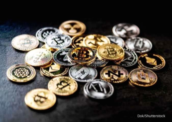 Ilustrasi grafik digital aset kripto dan teknologi blockchain yang terintegrasi dengan sistem keuangan modern.