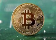 Ilustrasi koin digital Bitcoin dengan latar belakang grafik pasar keuangan yang bergerak naik
