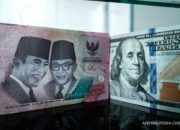 Grafik pergerakan nilai tukar mata uang Rupiah terhadap Dolar AS di layar monitor perdagangan pasar keuangan.