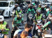 Sejumlah pengemudi ojek online sedang menunggu pesanan makanan di area pusat perbelanjaan Jakarta.