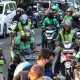 Sejumlah pengemudi ojek online sedang menunggu pesanan makanan di area pusat perbelanjaan Jakarta.