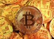 Grafik pergerakan harga Bitcoin dan Ether yang menunjukkan tren pelemahan di pasar kripto.