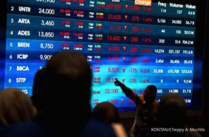 Grafik pergerakan Indeks Harga Saham Gabungan di layar monitor perdagangan saham