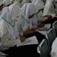 Tenaga medis mengenakan seragam saat melayani jemaah haji di area asrama haji.
