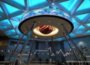 Gedung perkantoran dengan logo PT Swayasa Prakarsa Tbk saat proses penawaran umum perdana saham atau IPO