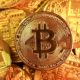 Grafik pergerakan harga Bitcoin yang sedang naik di layar monitor digital
