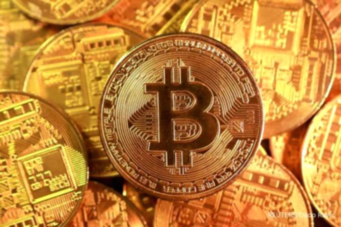 Grafik pergerakan harga Bitcoin yang sedang naik di layar monitor digital