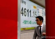 Tampilan layar monitor yang menunjukkan pergerakan grafik indeks harga saham di bursa efek.