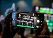 Grafik pergerakan Indeks Harga Saham Gabungan yang menunjukkan tren penurunan di layar monitor bursa efek