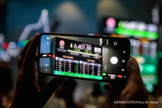 Grafik pergerakan Indeks Harga Saham Gabungan yang menunjukkan tren penurunan di layar monitor bursa efek