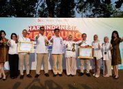 Perwakilan bank bjb menerima dua penghargaan dari OJK dalam acara Puncak Hari Indonesia Menabung Nasional 2026.