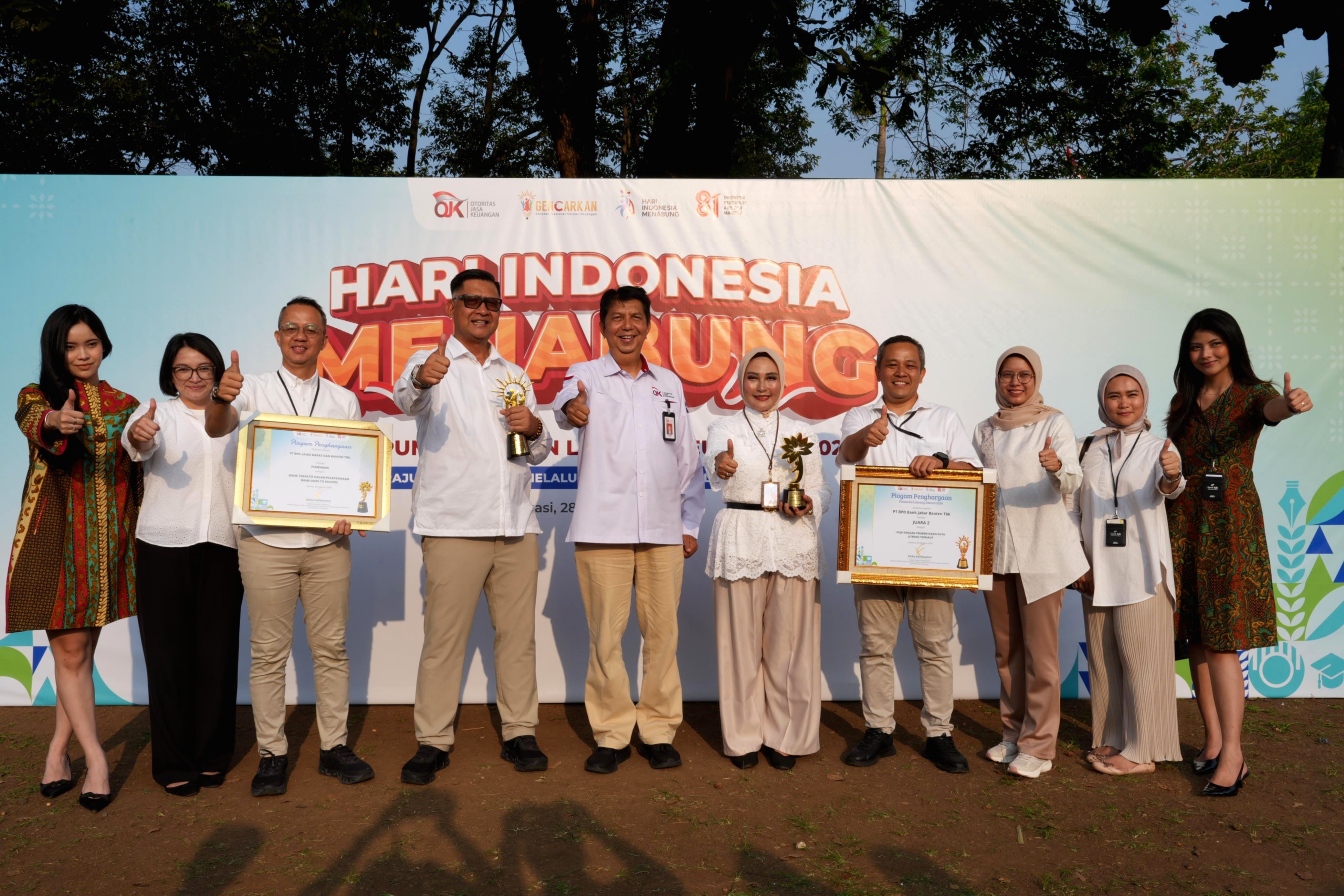 Perwakilan bank bjb menerima dua penghargaan dari OJK dalam acara Puncak Hari Indonesia Menabung Nasional 2026.