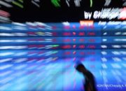 Grafik pergerakan Indeks Harga Saham Gabungan yang menunjukkan penguatan signifikan di layar monitor perdagangan saham.