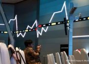 Grafik pergerakan Indeks Harga Saham Gabungan di layar monitor bursa efek
