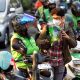 Seorang pengemudi ojek online sedang menunggu penumpang di pinggir jalan Jakarta.