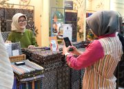 Papan informasi QRIS di gerai usaha sebagai bagian dari kebijakan Bank Indonesia