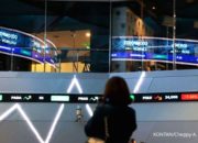 Grafik pergerakan Indeks Harga Saham Gabungan di layar monitor bursa efek