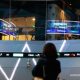 Grafik pergerakan Indeks Harga Saham Gabungan di layar monitor bursa efek