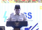 Presiden Prabowo Subianto memberikan keterangan pers saat meresmikan proyek PLTS di Jembrana, Bali.