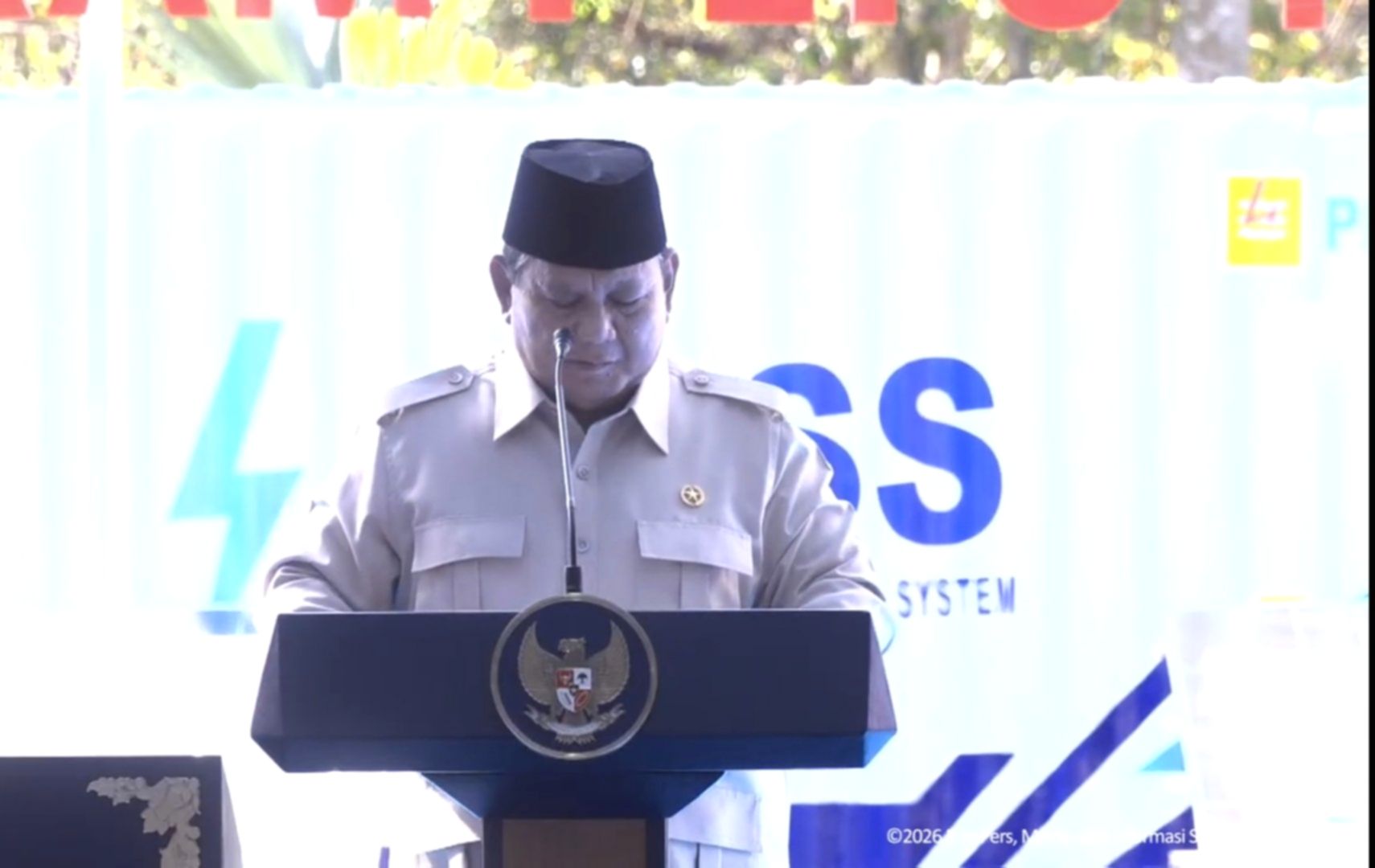 Presiden Prabowo Subianto memberikan keterangan pers saat meresmikan proyek PLTS di Jembrana, Bali.