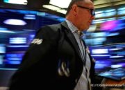 Gedung Bursa Efek New York di Wall Street saat jam perdagangan berlangsung.