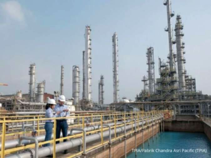 Suasana area pabrik petrokimia Chandra Asri dengan pipa-pipa industri dan tangki penyimpanan besar