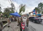 Satpol PP Padang Tertibkan Lapak Pedagang di Trotoar Alai