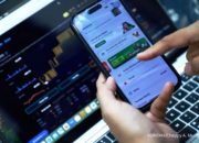 Grafik pergerakan harga saham di layar monitor bursa efek