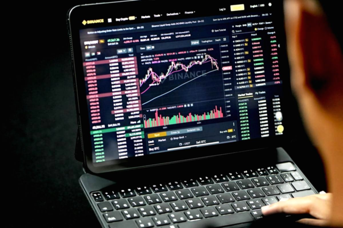 Grafik pergerakan harga pasar saham yang menunjukkan tren kenaikan berkelanjutan