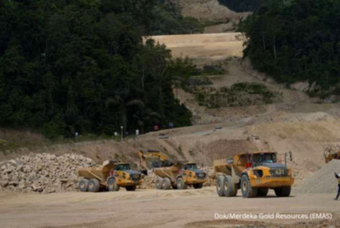 Logo PT Merdeka Gold Resources Tbk dengan latar belakang area pertambangan emas
