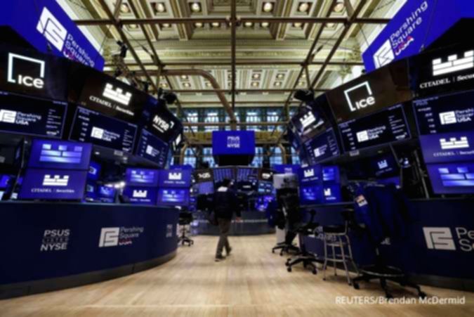 Papan layar elektronik yang menampilkan pergerakan indeks saham di Wall Street, New York.