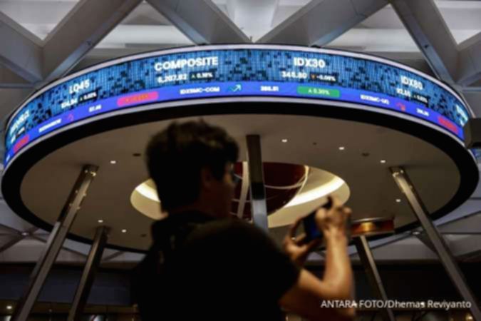 Tampilan layar monitor yang menunjukkan pergerakan grafik Indeks Harga Saham Gabungan di Bursa Efek Indonesia