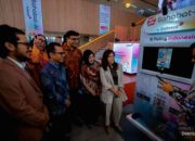 Logo Indosat Ooredoo Hutchison dengan latar belakang teknologi digital dan infrastruktur data center