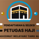 Petugas Penyelenggara Ibadah Haji sedang melayani jemaah di tanah suci