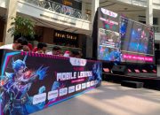Pemain esports bertanding dalam turnamen Mobile Legends di Rasuna Epicentrum, Jakarta.
