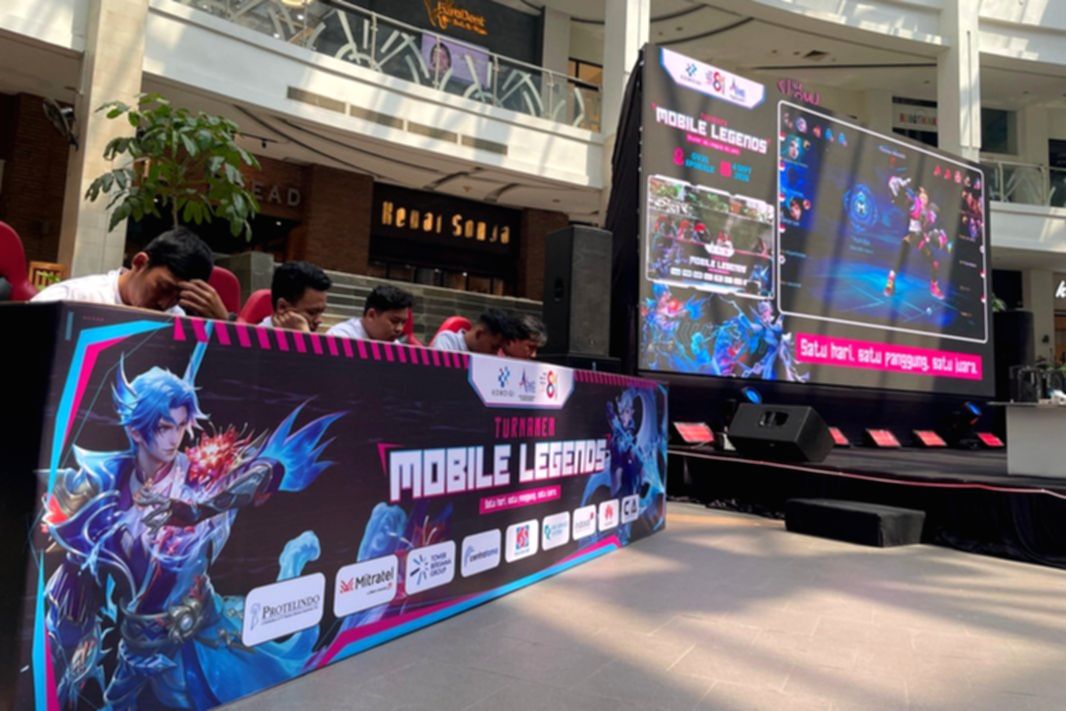 Pemain esports bertanding dalam turnamen Mobile Legends di Rasuna Epicentrum, Jakarta.