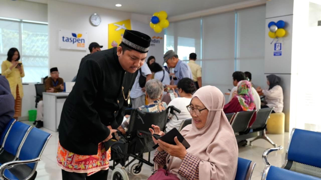 Direksi TASPEN melakukan kunjungan langsung ke rumah pensiunan dalam rangka perayaan Hari Pelanggan Nasional 2026.
