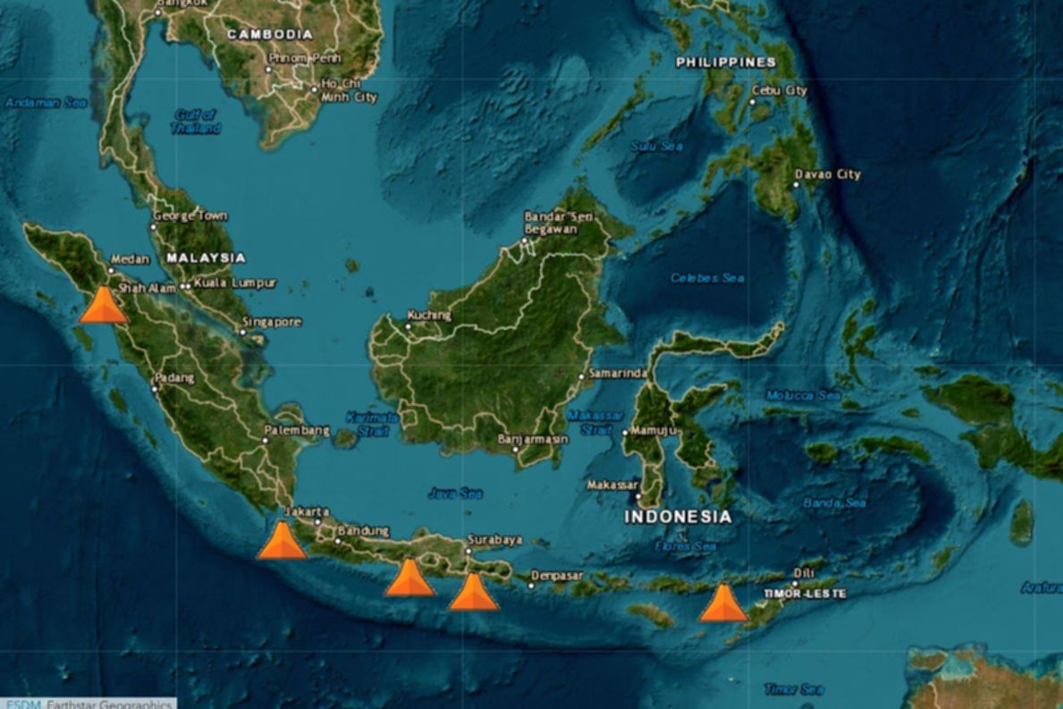 Pemandangan Gunung Anak Krakatau yang sedang mengalami erupsi dengan semburan abu vulkanik