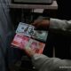Grafik pergerakan mata uang rupiah terhadap dolar AS di layar monitor