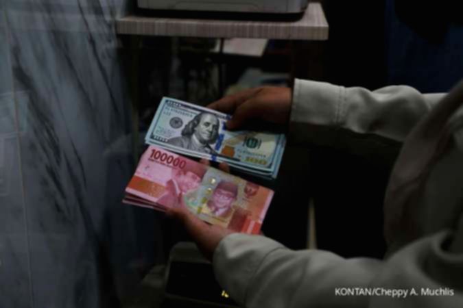 Grafik pergerakan mata uang rupiah terhadap dolar AS di layar monitor