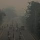 Kabut asap tebal menyelimuti kawasan pemukiman penduduk di Kalimantan akibat kebakaran hutan dan lahan.