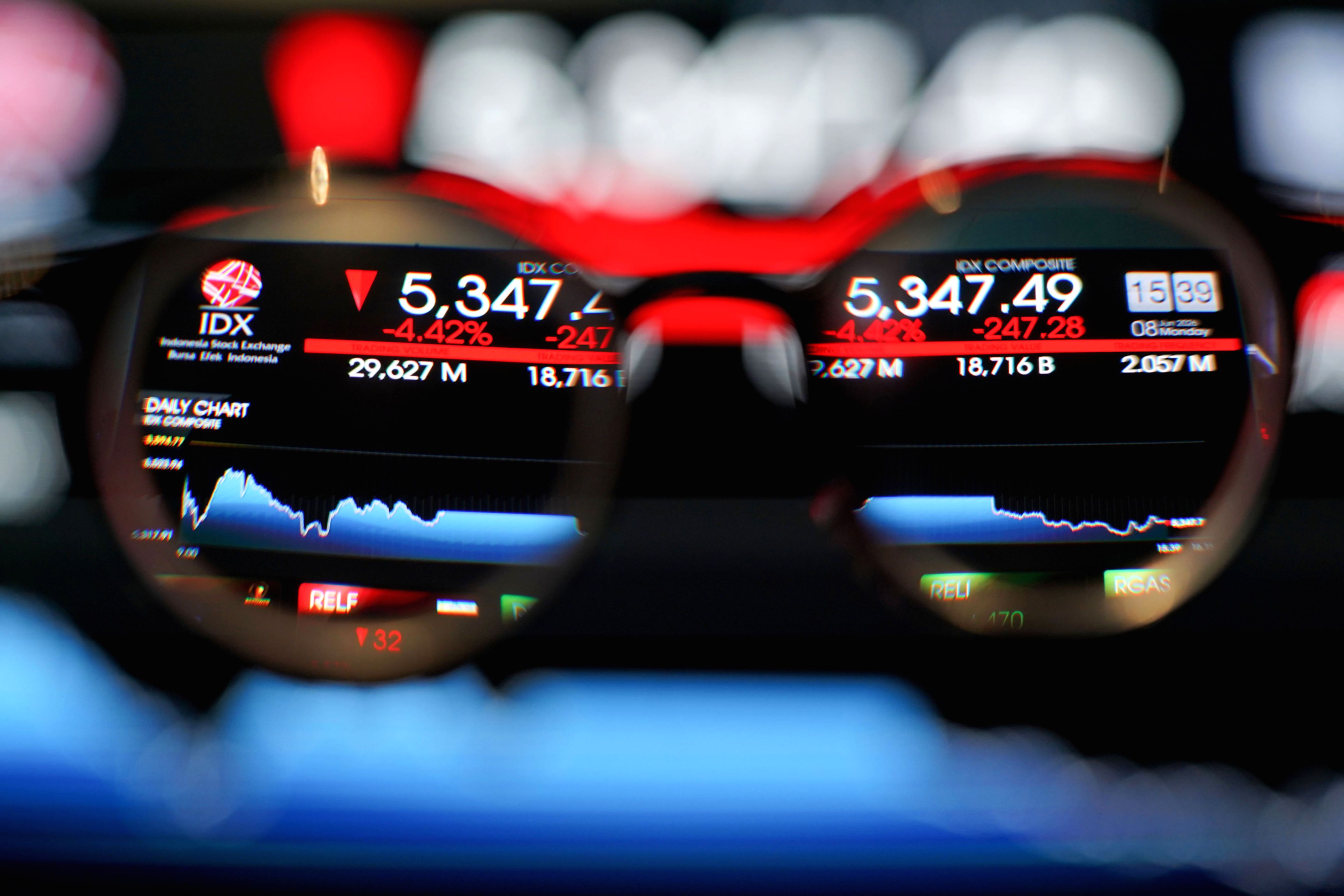 Papan layar elektronik yang menampilkan pergerakan indeks harga saham gabungan di Bursa Efek Indonesia.