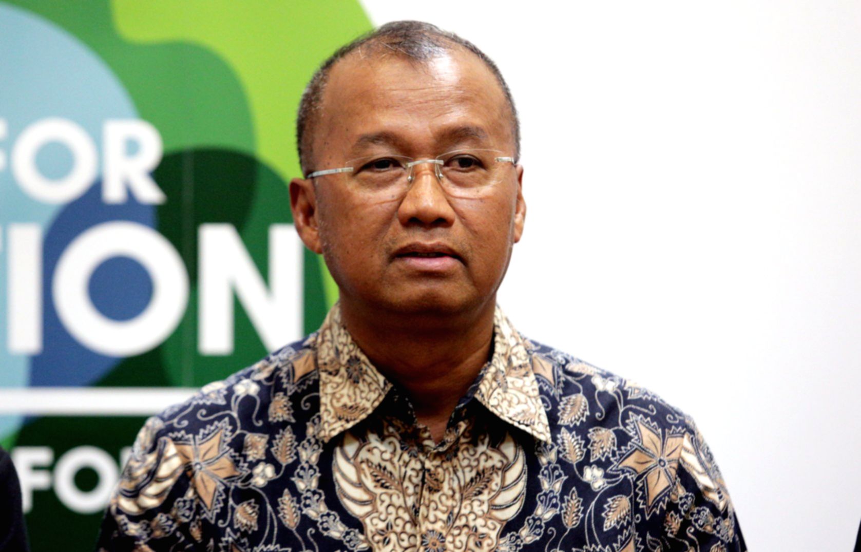 Sarjito menjalani prosesi pelantikan sebagai Kepala Eksekutif Pengawas BMKS OJK di Gedung Mahkamah Agung.