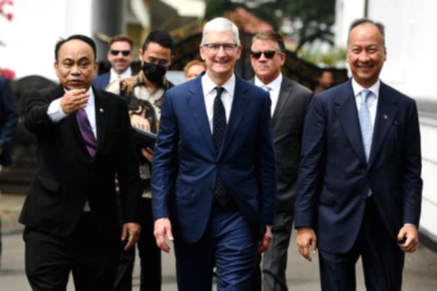 Tim Cook saat berbicara di atas panggung dalam acara peluncuran produk Apple