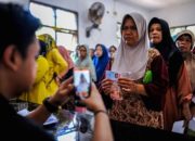 Ketua Dewan Ekonomi Nasional Luhut Binsar Pandjaitan saat memberikan keterangan terkait rencana bansos tunai 2027