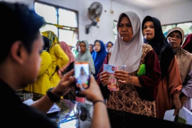 Ketua Dewan Ekonomi Nasional Luhut Binsar Pandjaitan saat memberikan keterangan terkait rencana bansos tunai 2027