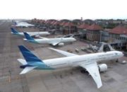 Pesawat Garuda Indonesia dan AirAsia bersiap di landasan pacu bandara