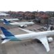 Pesawat Garuda Indonesia dan AirAsia bersiap di landasan pacu bandara