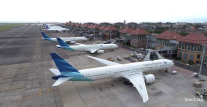 Pesawat Garuda Indonesia dan AirAsia bersiap di landasan pacu bandara