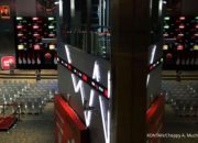 Gedung Bursa Efek Indonesia di Jakarta dengan latar belakang aktivitas pasar modal